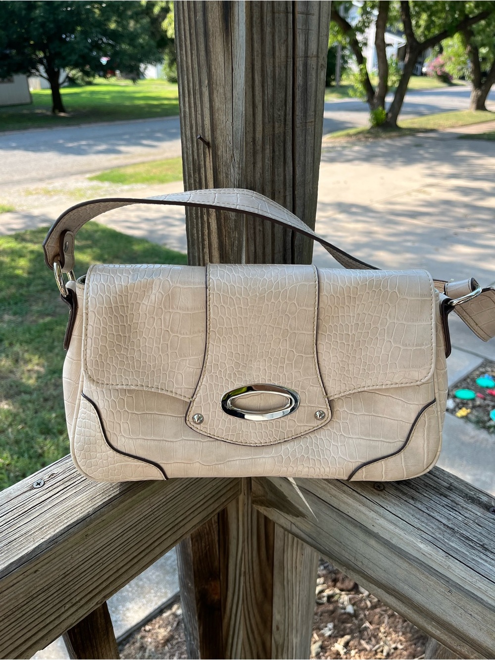 Liz Claiborne Cream Croc-Embossed Shoulder Bag with Silver Accent Y2K vintage
